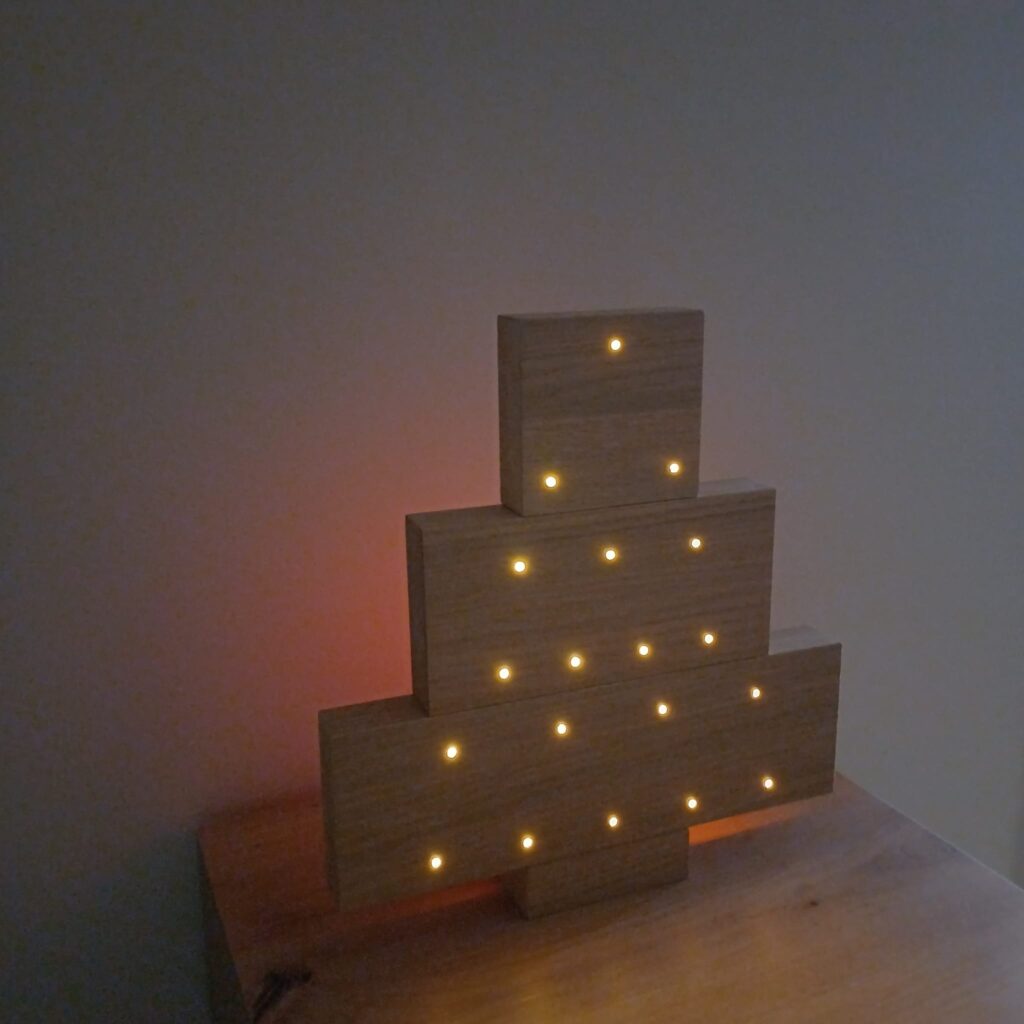 kerstboom inboor lichtjes aan